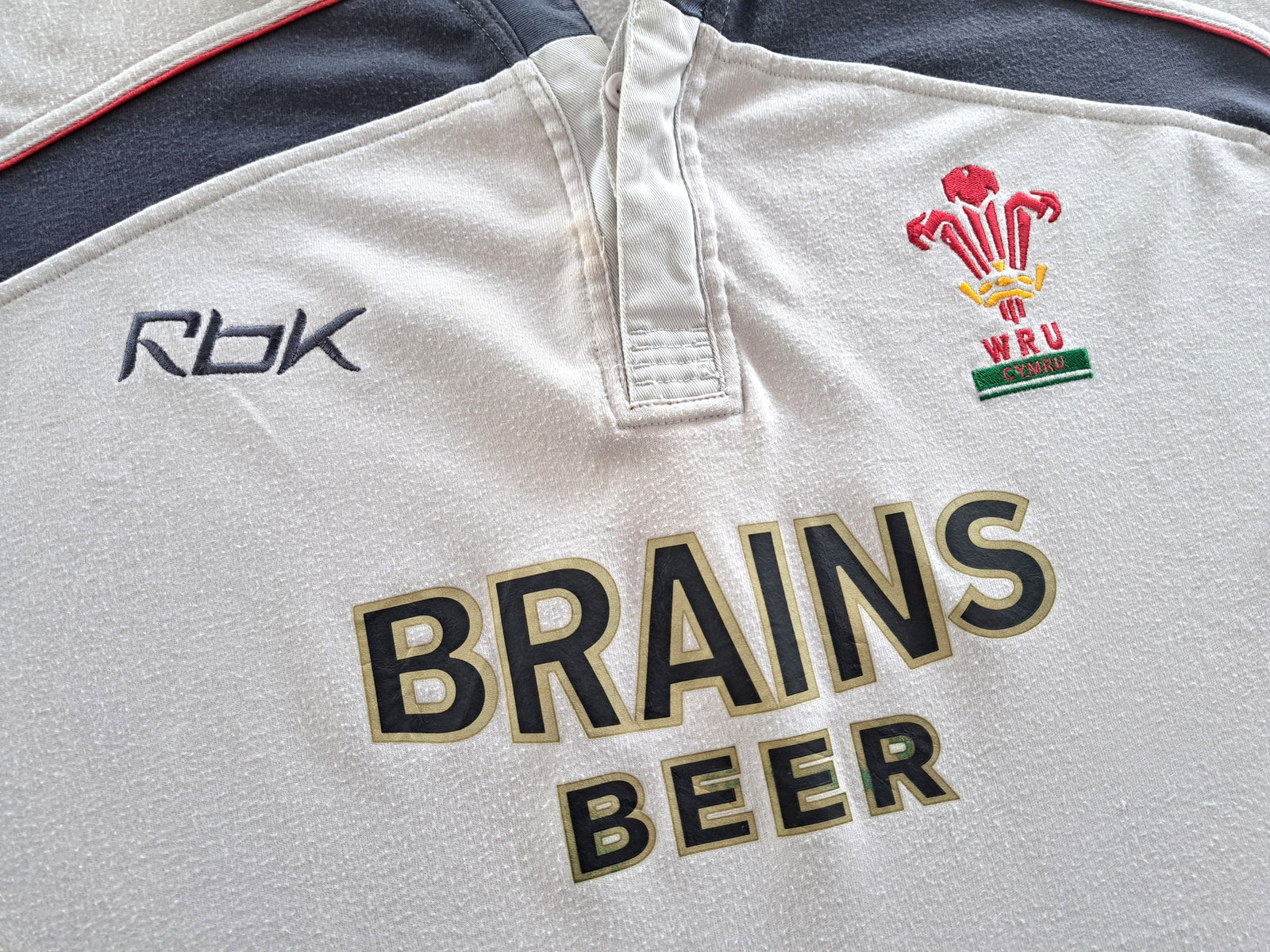 2006/07 Wales Away Rugby Shirt. (L)