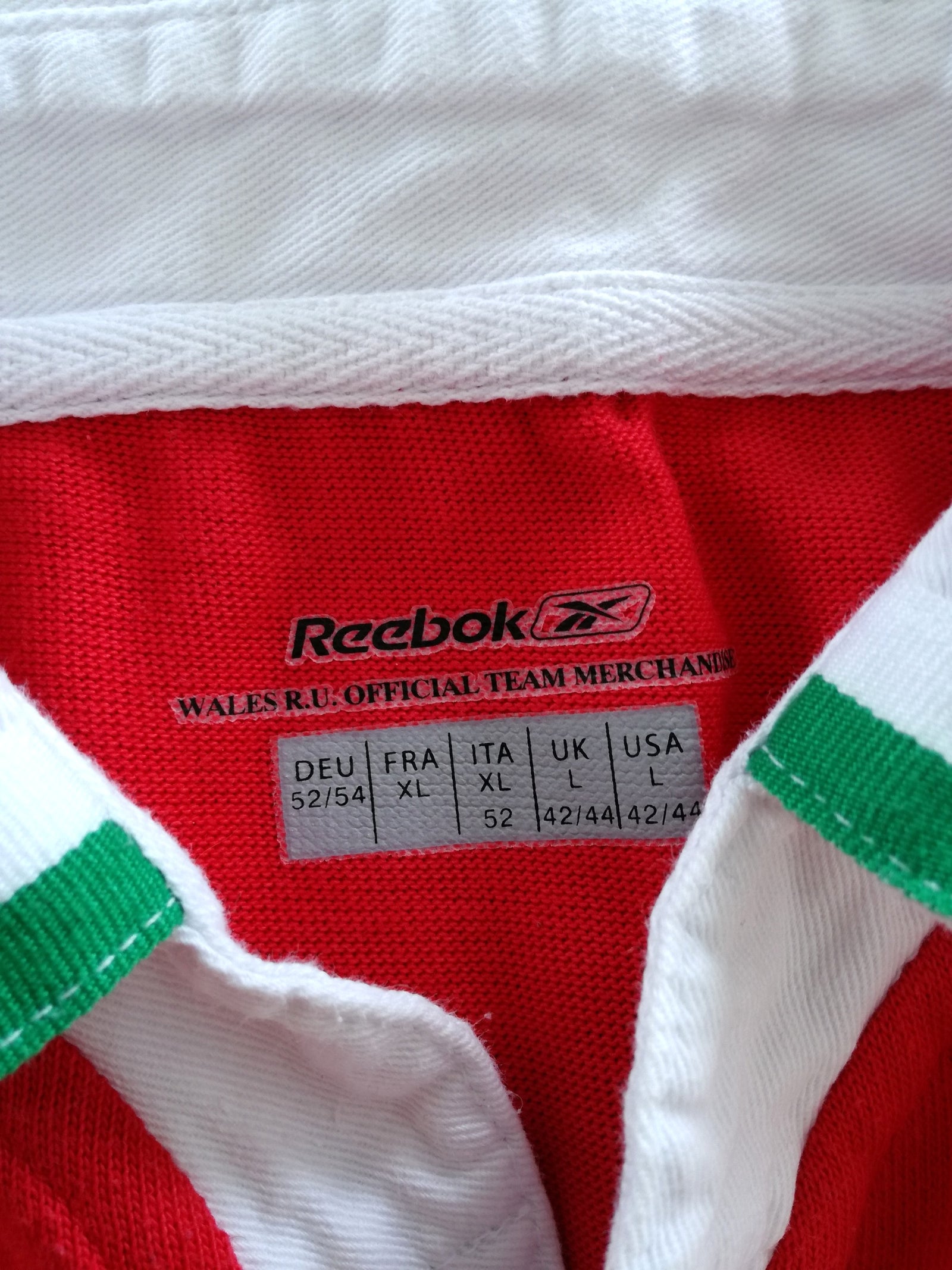 2004/05 Wales Home Rugby Shirt. (L)