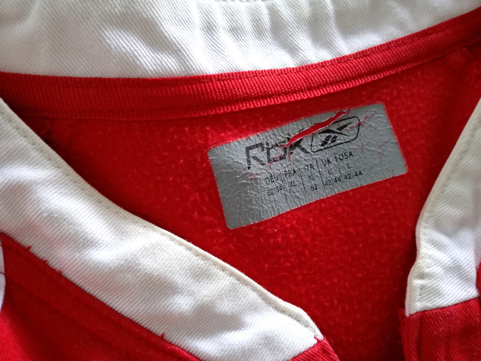 2006/07 Wales Home Rugby Shirt. (L)