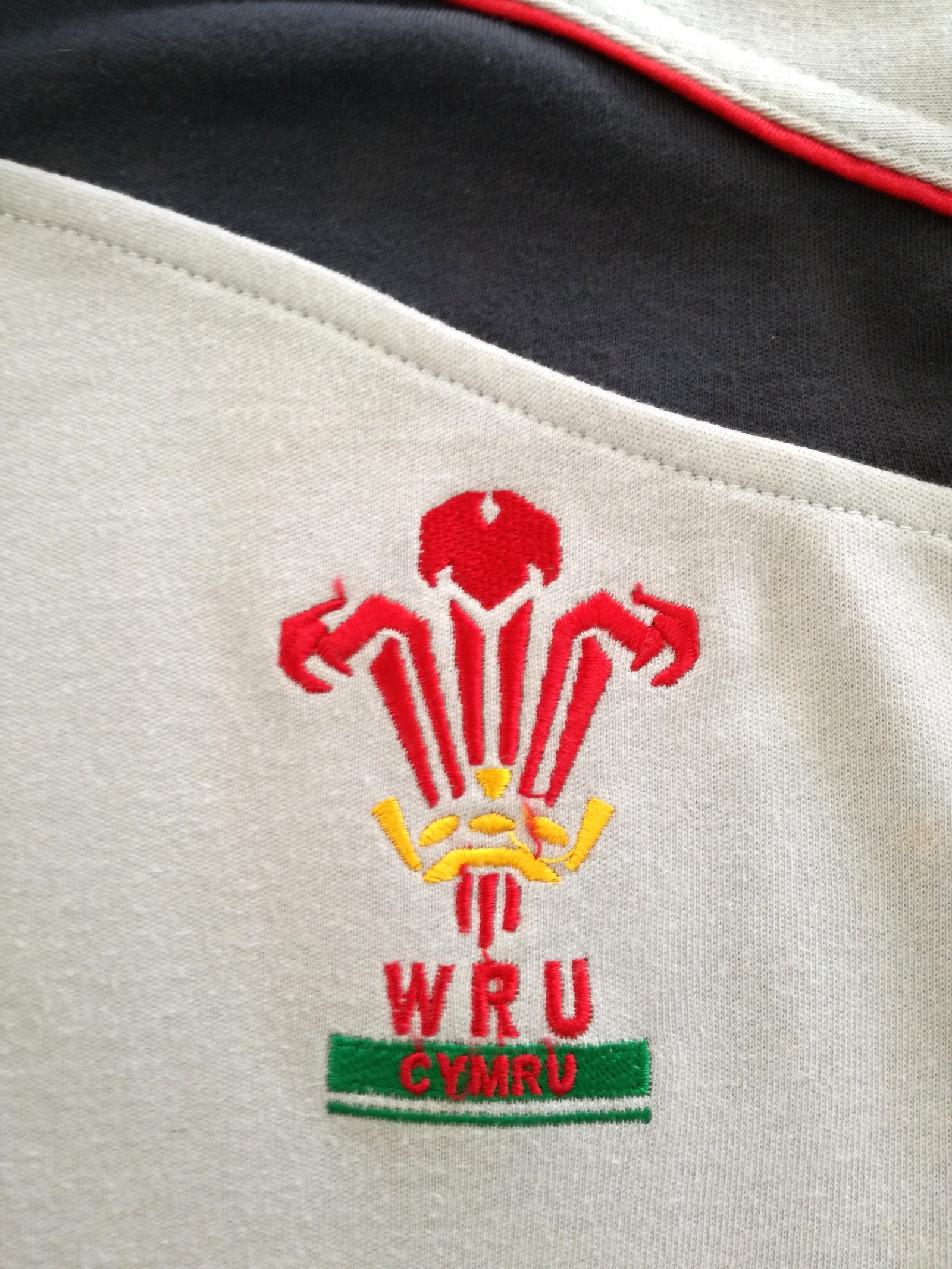2006/07 Wales Away Rugby Shirt. (L)