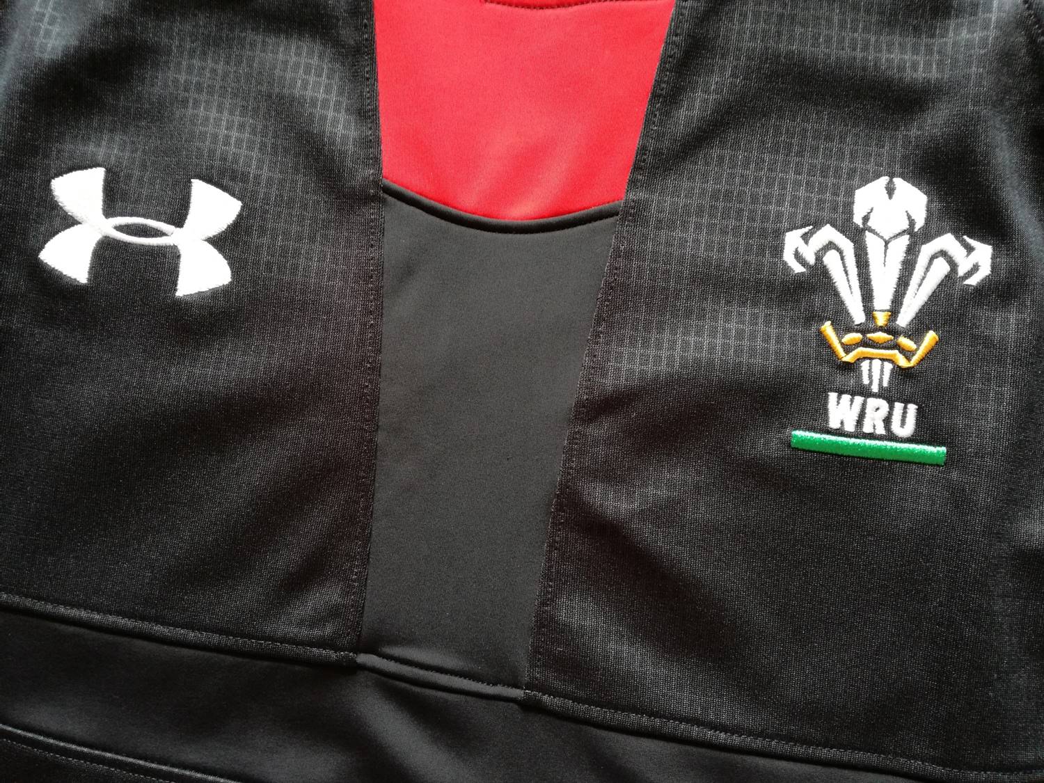 2011/12 Wales Away Rugby Shirt (L)